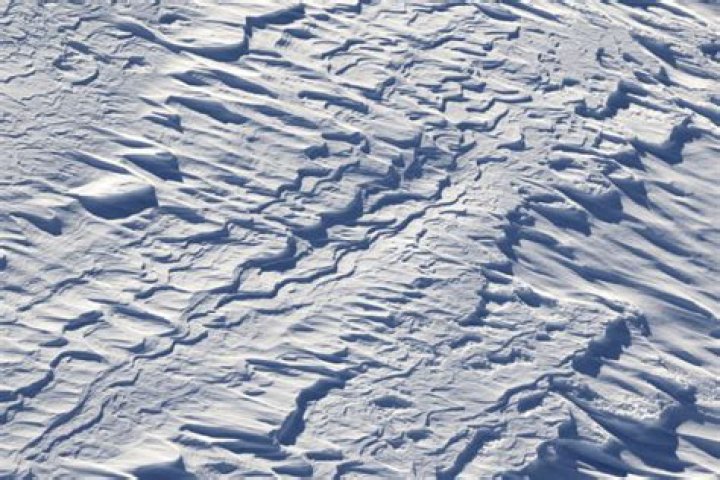 How are sastrugi formed?